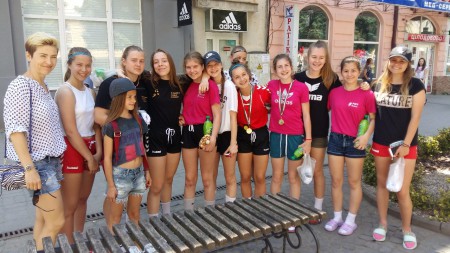 hádzanárky FHT Košice v centre Berehova s hviezdnou bronzovou medailistkou 2004 Ganna Siukalo (UKR)